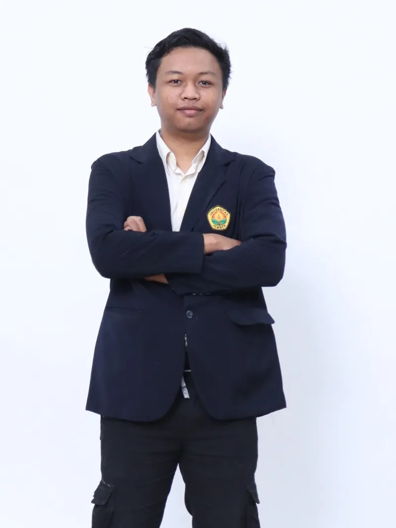 Fabian Nabil berjas almamater dengan tangan bersilang