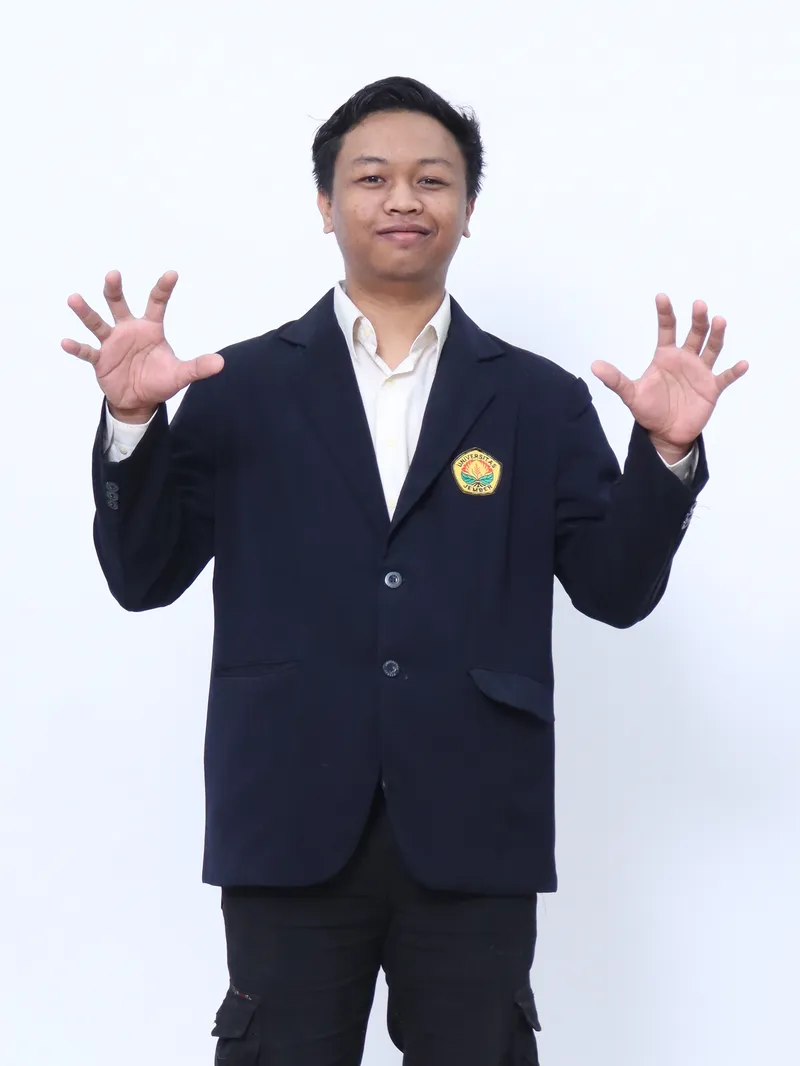 Fabian Nabil berjas almamater mengangkat kedua tangan
